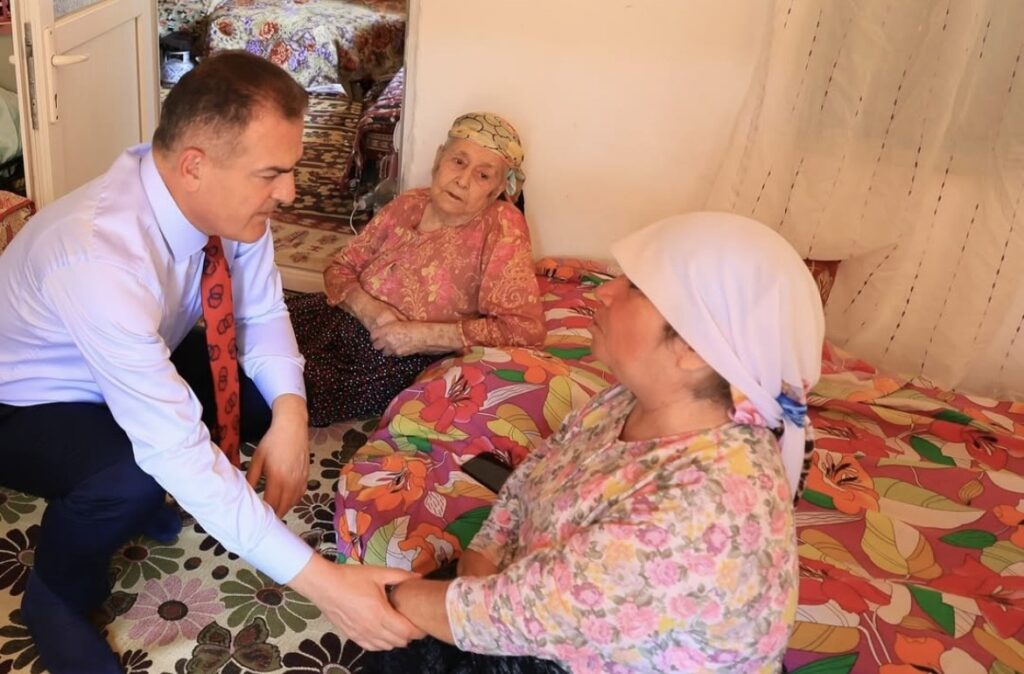 Vali Akbıyık, azmiyle ilham veren Burnak’ı yalnız bırakmadı