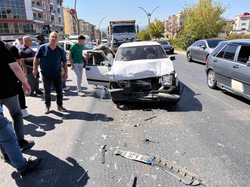 Yatağanda Trafi̇k Kazası: 3 Yaralı