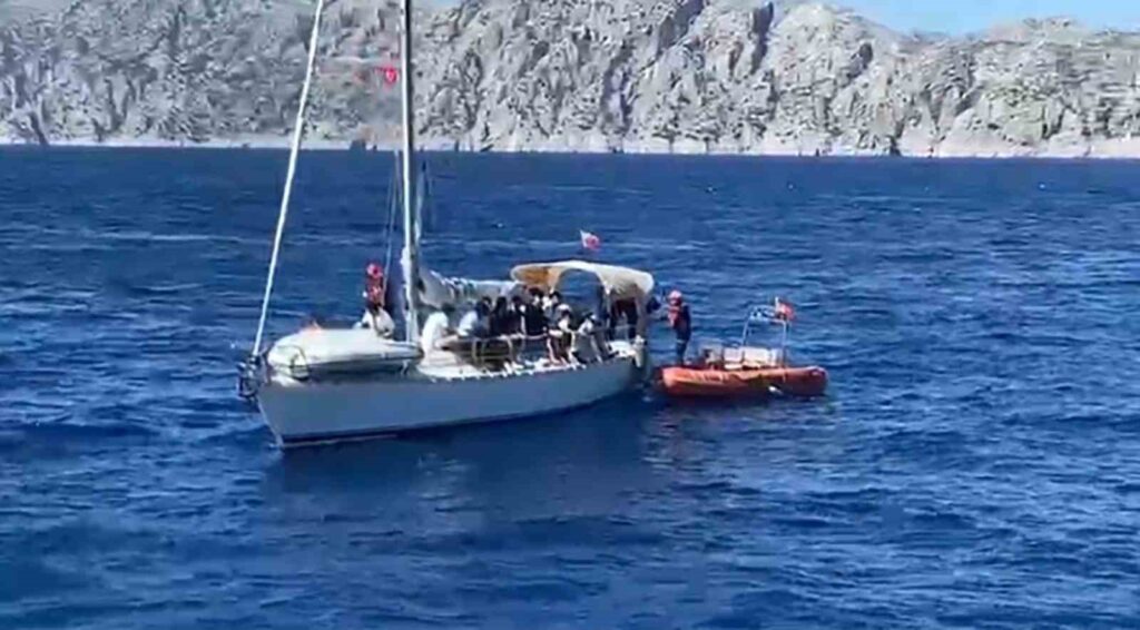Yelkenli̇ Teknede 31 Düzensi̇z Göçmen Ve 2 Göçmen Kaçakçısı Yakalandı