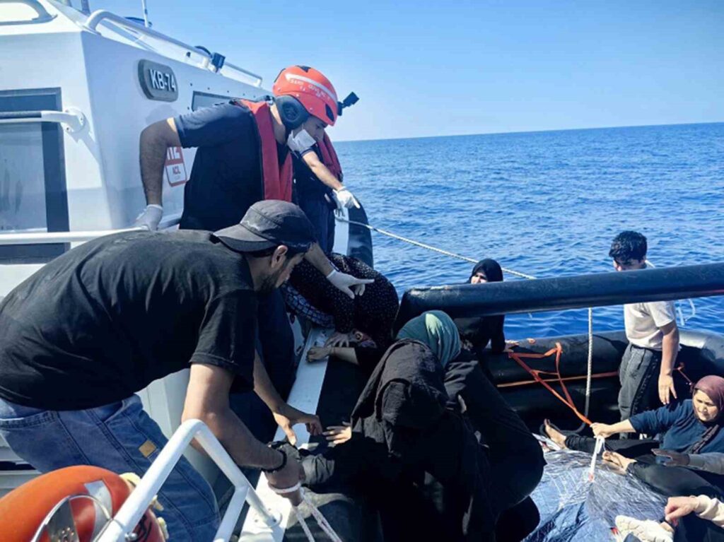 Yunani̇stanın Geri̇ İtti̇ği̇ 35 Düzensi̇z Göçmen Kurtarıldı