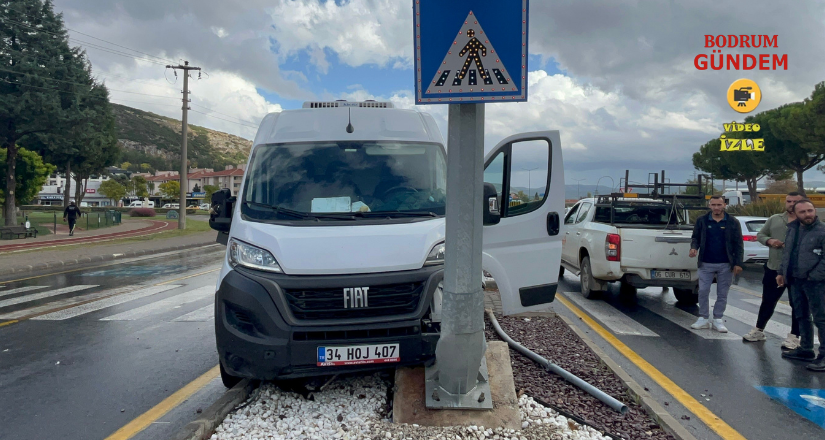 Mi̇ni̇büs Di̇reğe Çarptı, Sürücü Yaralandı