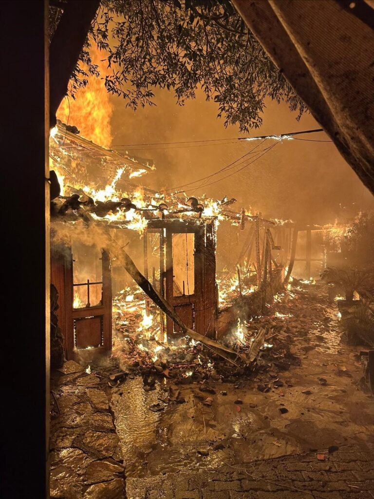 Akyakada Restoran Yangını Pani̇ğe Neden Oldu