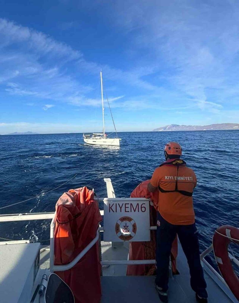 Bodrum Akçalı Adası Açıklarında Arızalanan Yelkenli̇ Tekne Kurtarıldı