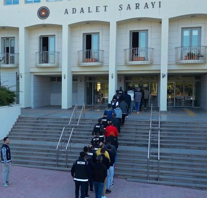 Göçmen Kaçakçılığı Operasyonunda 18 Tutuklama