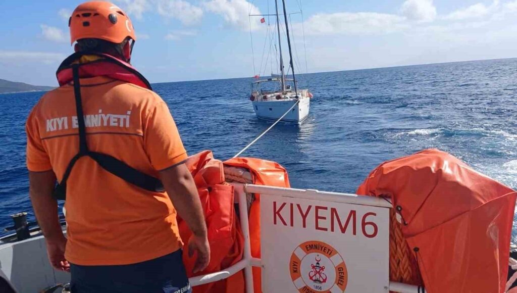 Bodrum’da Maki̇ne Arızası Nedeni̇yle Sürüklenen Tekne Kurtarıldı