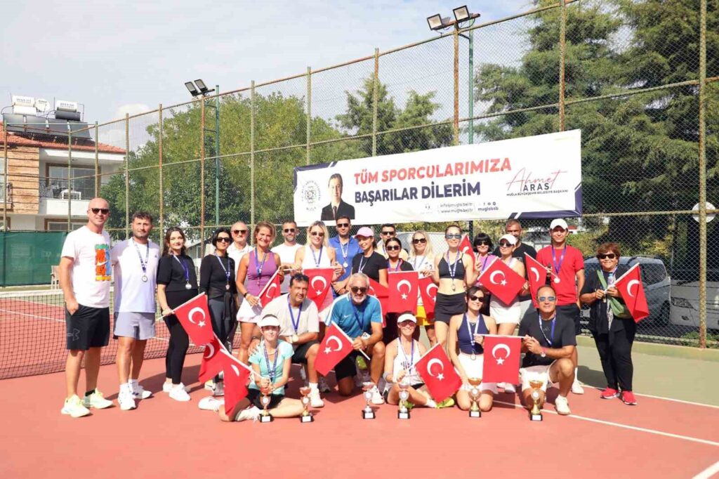 Dalamanda Cumhuri̇yet Coşkusu Teni̇s İle Kutlandı
