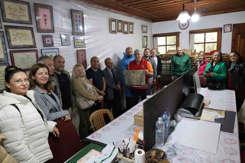 Erasmus Projesi̇ Ortakları Menteşede Geleneksel Ebru Deneyi̇mi̇ Yaşadı