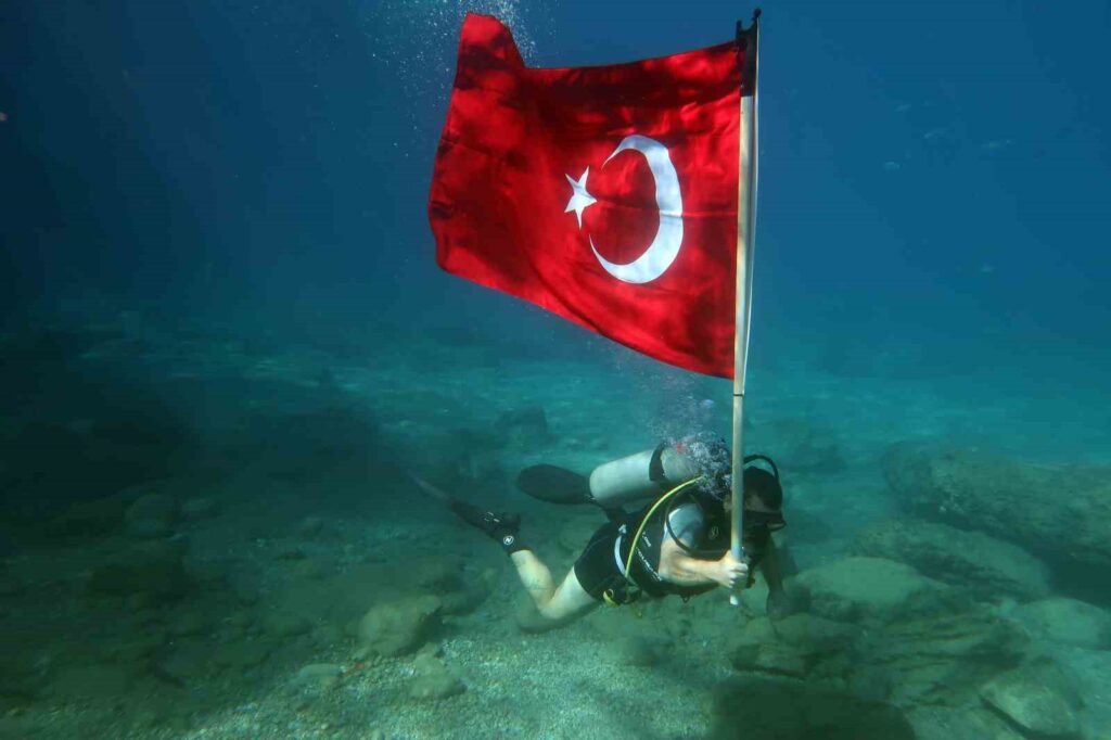 Fethi̇yede 29 Eki̇m, Dalyan Koyunda Su Altında Coşkuyla Kutlandı