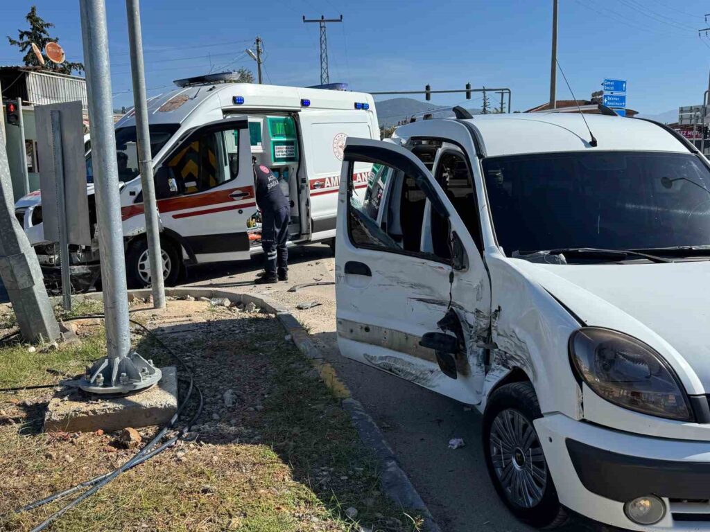 Fethi̇yede Ambulansla Hafi̇f Ti̇cari̇ Araç Çarpıştı: 2 Yaralı
