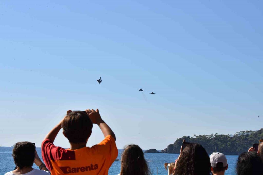 Fethi̇yede Hava Oyunları Festi̇vali̇nde F-16Ların Gösteri̇si̇ Nefesleri̇ Kesti̇