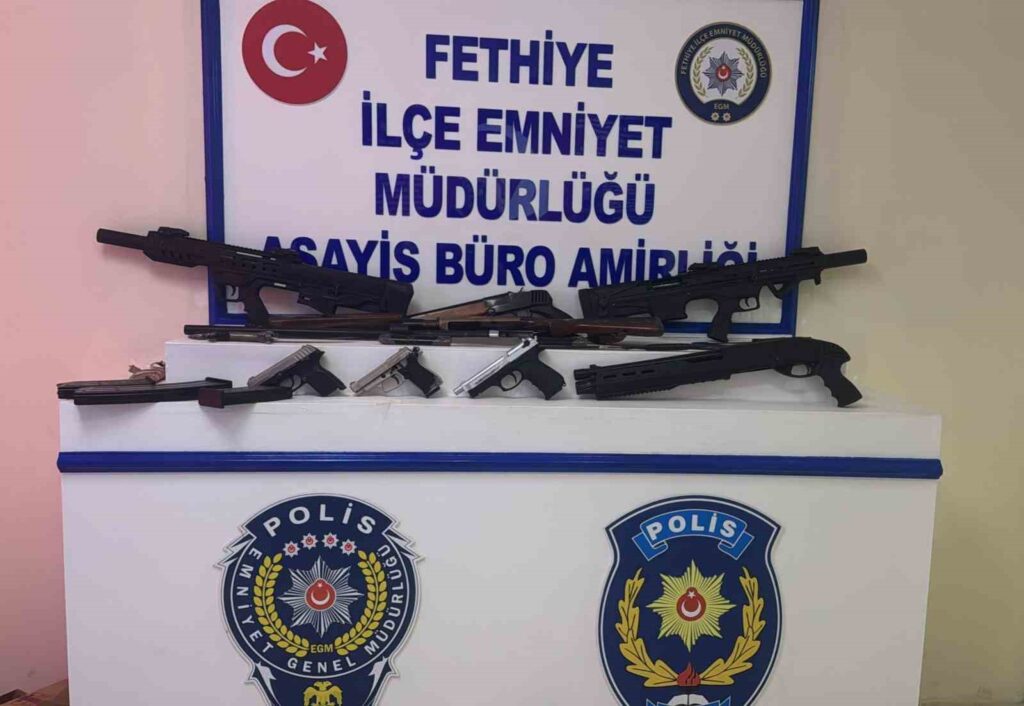 Şüpheli çantadan silah çıktı