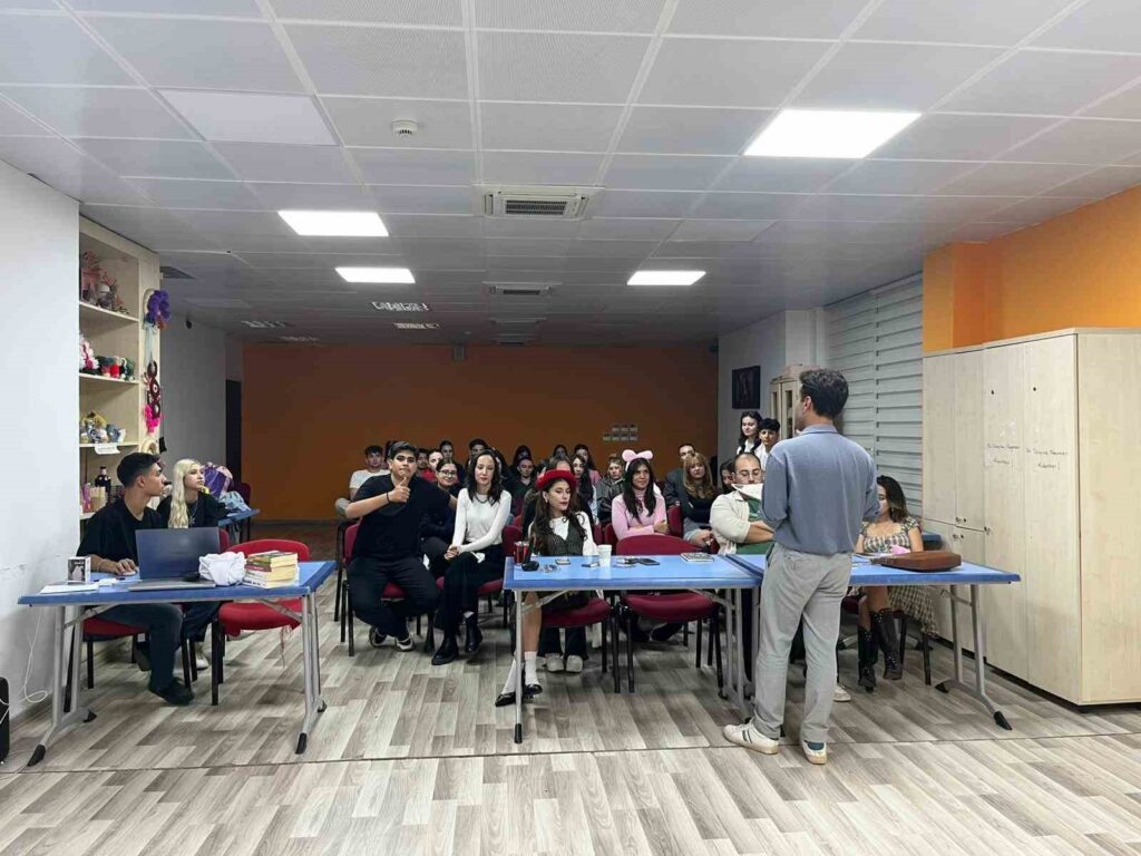 Gönüllü Gençler Ti̇yatro Sahnesi̇ İçi̇n Kolları Sıvadı