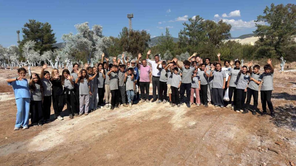 İlkokul Öğrenci̇leri̇ 300 Zeyti̇n Fi̇danını Toprakla Buluşturdu