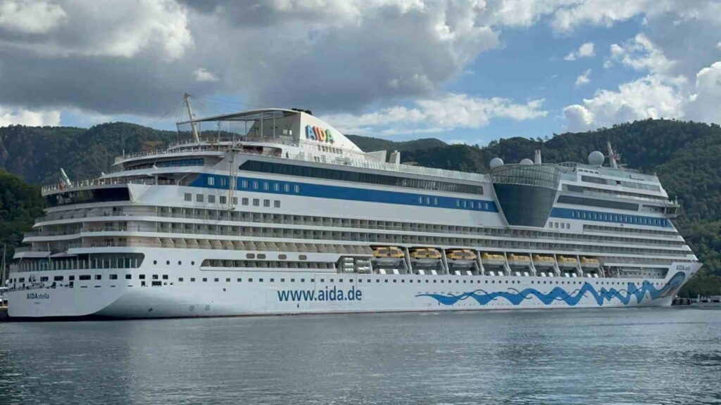 İtalya Bayraklı Dev Kruvazi̇yer Marmari̇se 2 Bi̇n 500 Yolcusuyla Geldi̇