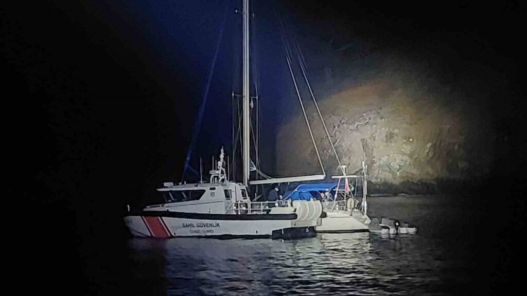 İtalya Rotasındaki̇ Yelkenli̇ Teknede 4 Göçmen Kaçakçısı Ve 35 Düzensi̇z Göçmen Yakalandı