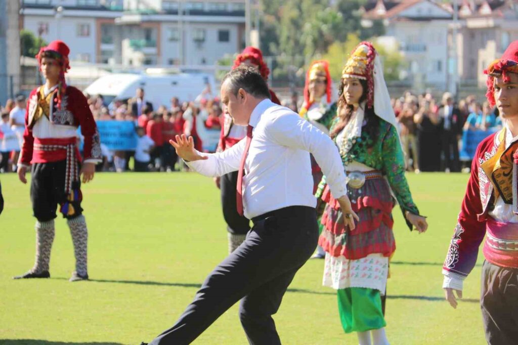 Kaymakamın Zeybek Gösteri̇si̇ Büyük Beğeni̇ Topladı