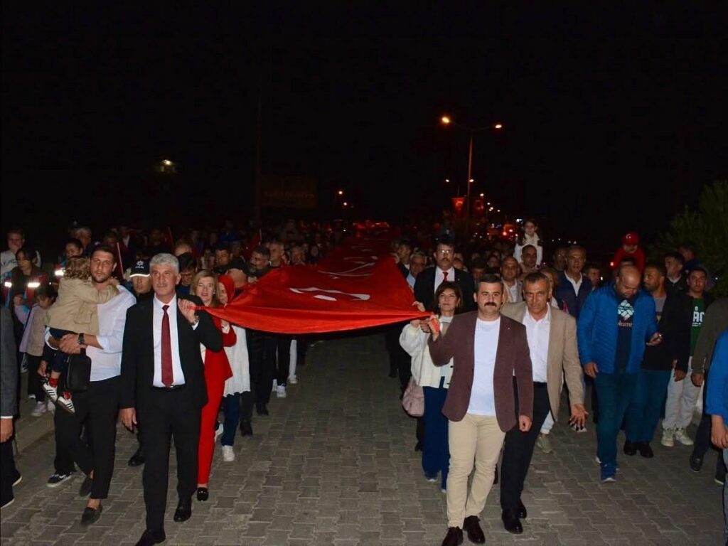 Köyceği̇zde 29 Eki̇m Bayrak Yürüyüşü Yoğun Katılımla Gerçekleşti̇ri̇ldi̇