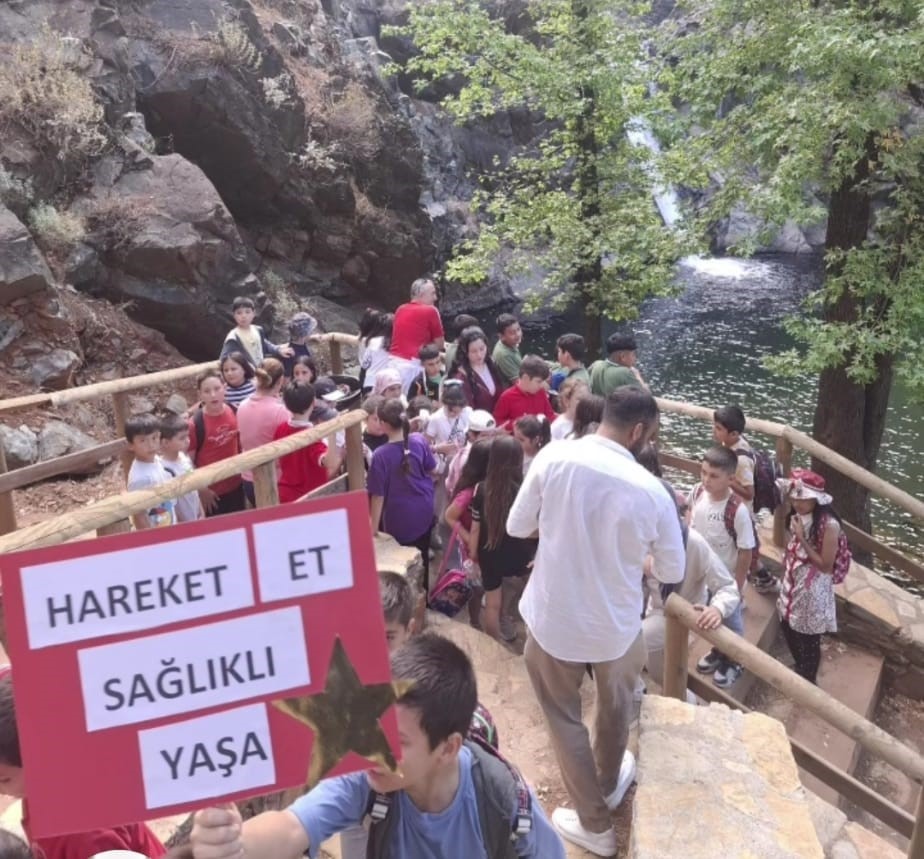 Köyceği̇zde Öğrenci̇ler Toparlar Şelalesi̇ne Yürüdü