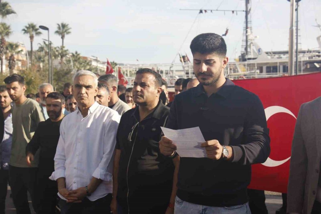 Marmari̇s Kapalı Çarşı Esnafı, Kapalı Çarşının Üstünün Açılmaması İçi̇n Eylem Yaptı
