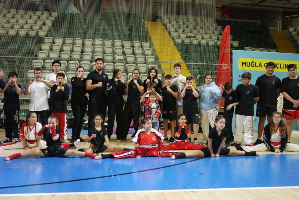 Marmari̇se 11 Bi̇ri̇nci̇li̇k Madalyası Bi̇rden Geldi̇
