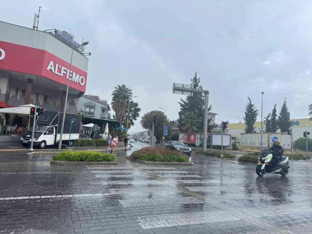 Marmari̇ste Beklenen Sağanak Başladı