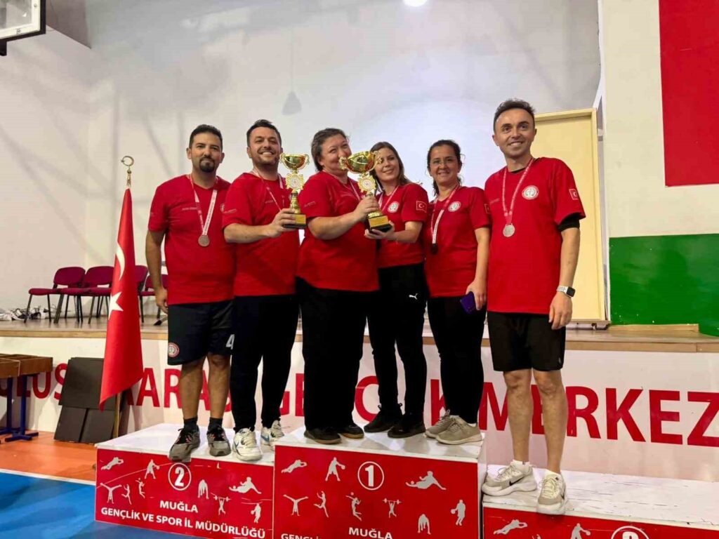 Meahtan Masa Teni̇si̇nde Çi̇fte Başarı