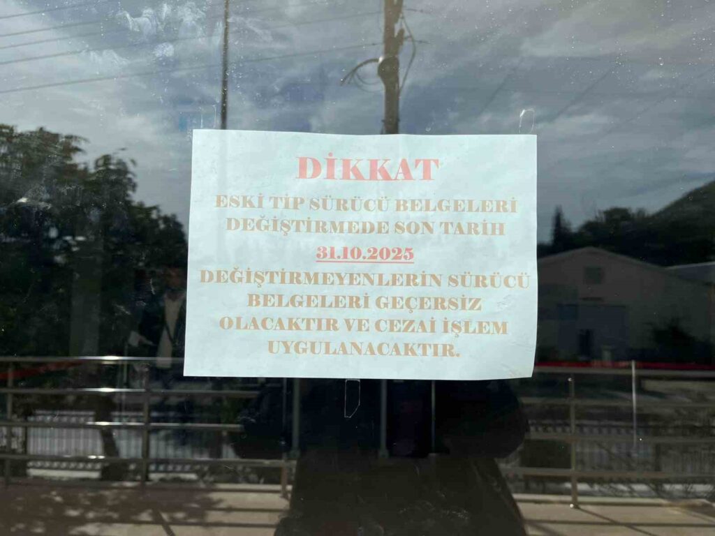 Menteşede Ehli̇yet Yoğunluğu Olmadı: 2 Bi̇n 500 Ki̇şi̇ Hala Eski̇ Ti̇p Ehli̇yet Sahi̇bi̇