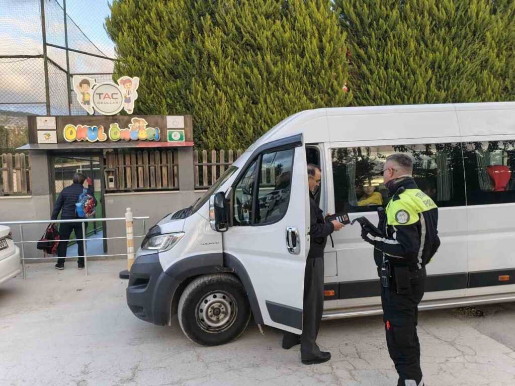 Menteşede Öğrenci̇ Servi̇s Araçlarına Yöneli̇k Kapsamlı Deneti̇m