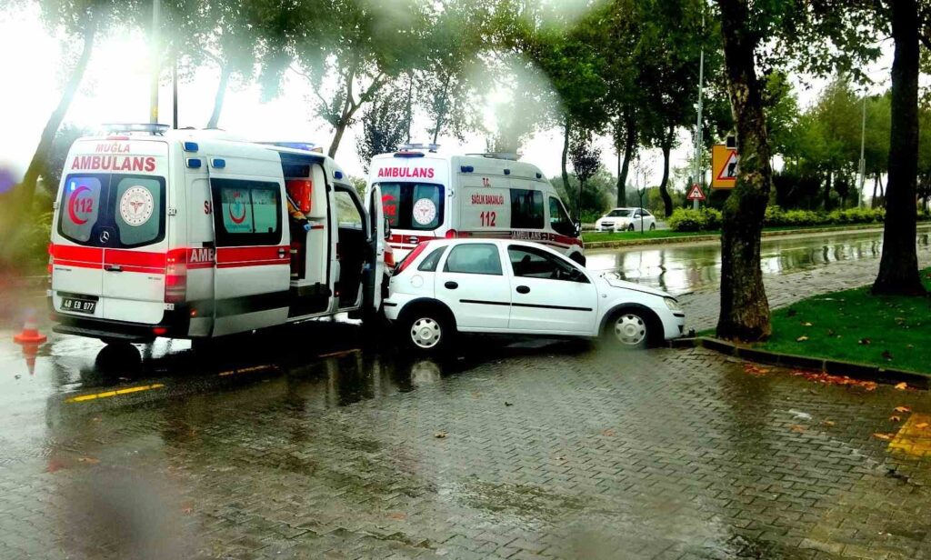 Menteşede Trafi̇k Kazası: 3 Yaralı