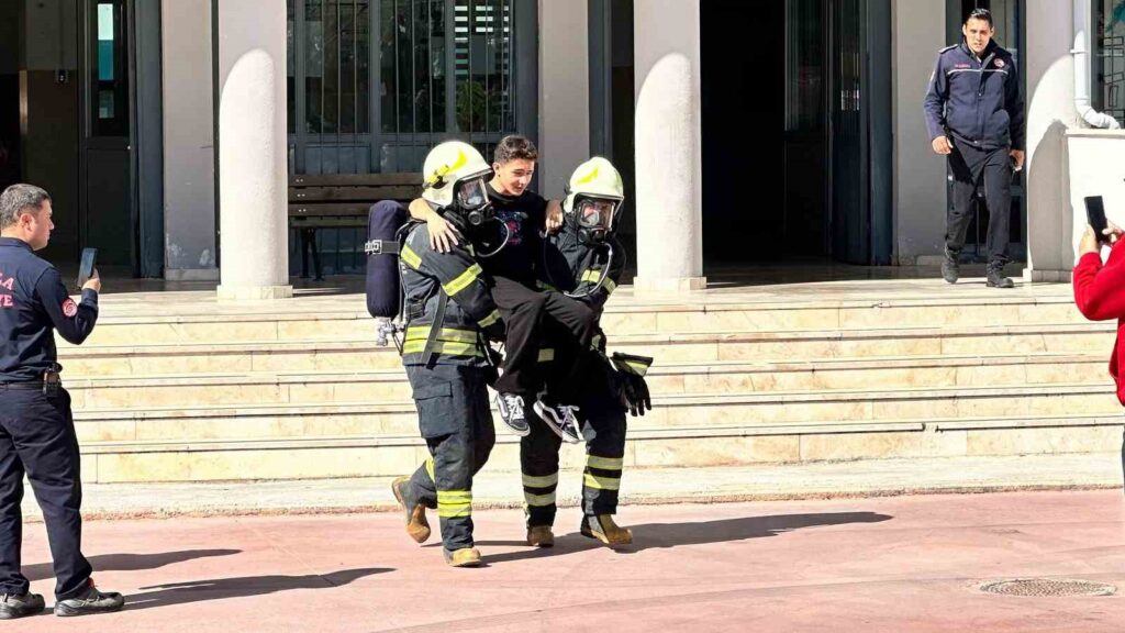 Menteşedeki̇ Li̇sede Deprem Tatbi̇katı Gerçekleşti̇ri̇ldi̇