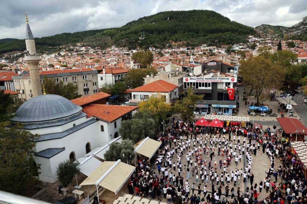 Mtk Koleji̇nden “Adım Adım Cumhuri̇yet” Zeybek Gösteri̇si̇