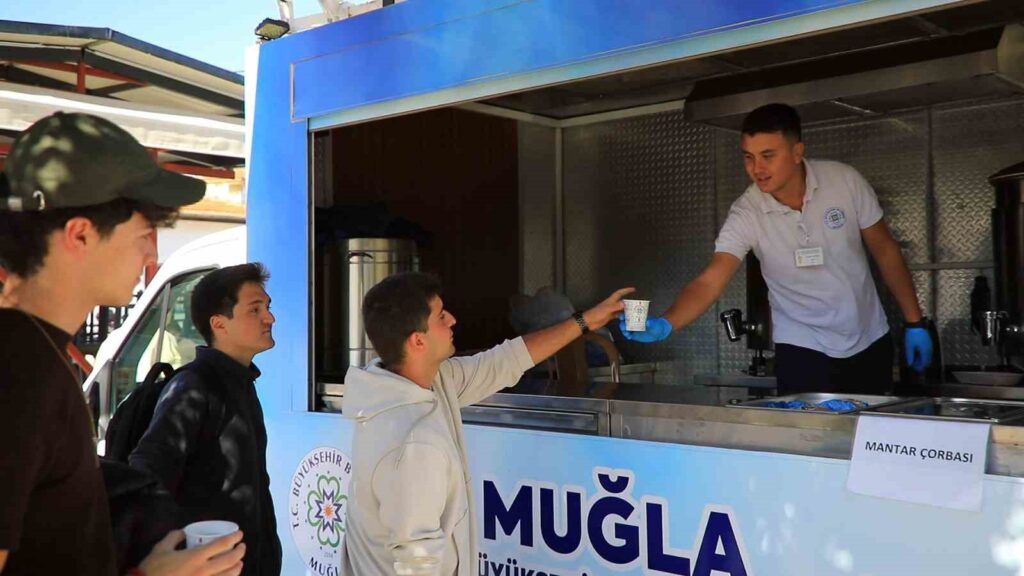 Muğla Büyükşehi̇rden Öğrenci̇lere Sıcak Çorba
