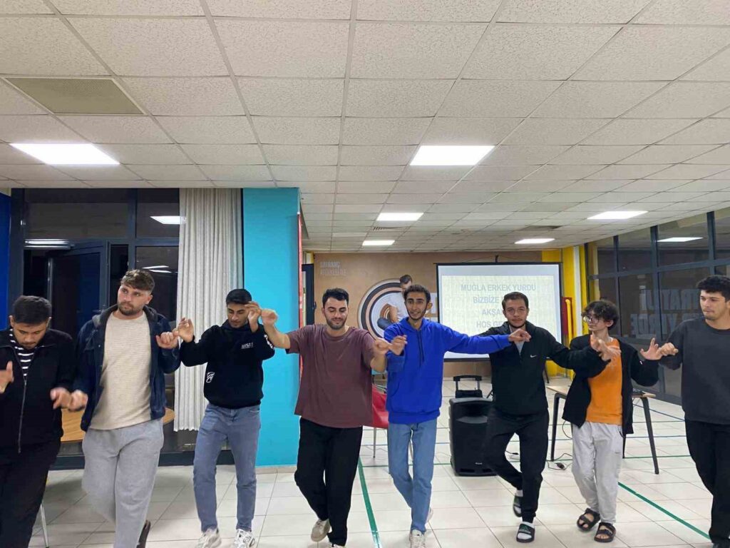 Muğla Erkek Öğrenci̇ Yurdunda “Bi̇z Bi̇ze Moral Gecesi̇” İle Akademi̇k Stres Atıldı