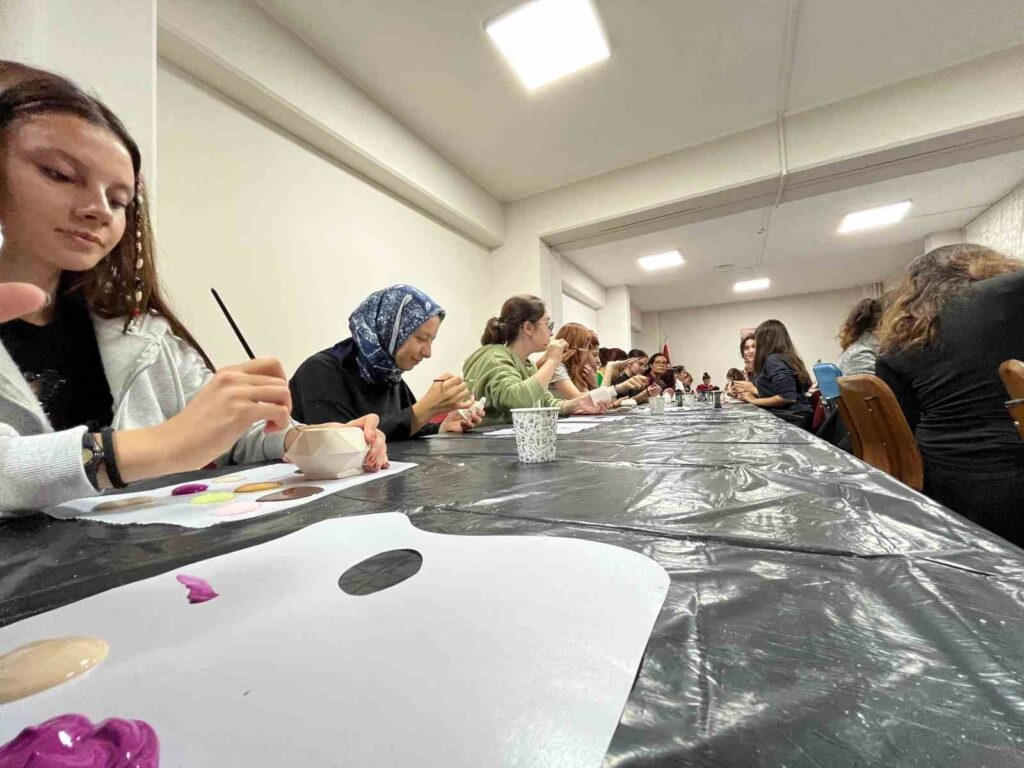 Muğlada Gençlerden Yurt Öğrenci̇leri̇ne Serami̇k Atölyesi̇