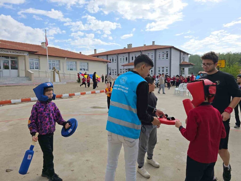 Muğlada Merkezi̇m Her Yerde Projesi̇yle Köy Okuluna Neşe Geldi̇
