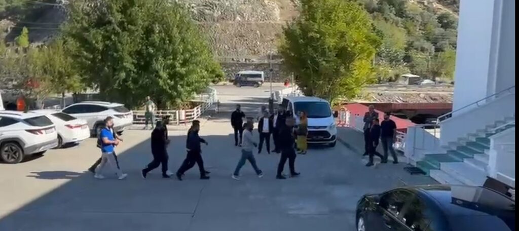 Tefecilik operasyonunda gözaltına alınan 5 kişi adliyeye sevk edildi