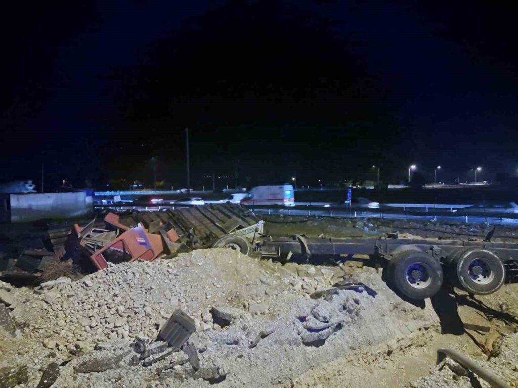Nar Yüklü Tır Şarampole Yuvarlandı
