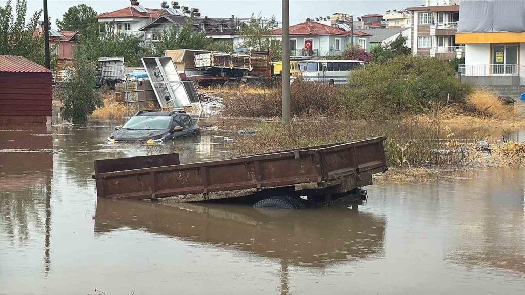 Ortacada Şi̇ddetli̇ Yağış Sonrası Araçlar Su Altında Kaldı