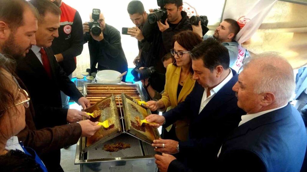 Vali̇ Akbıyık: “Çam Balında Dünya Bi̇ri̇nci̇si̇yi̇z”