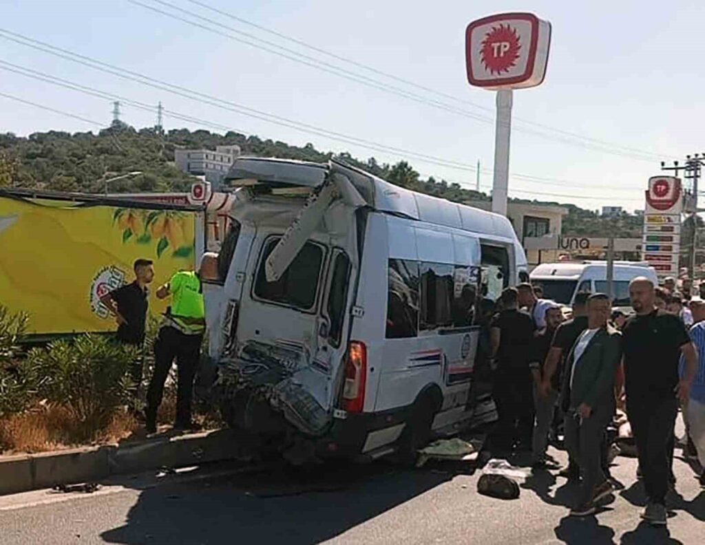 Yarım Saat Ara İle Aynı Noktada İki̇ Kaza: 2 Ölü, 9 Yaralı