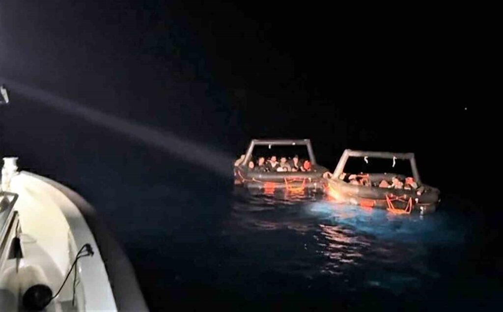 Yunani̇stan 32 Düzensi̇z Göçmeni̇ Türk Karasularına Geri̇ İtti̇