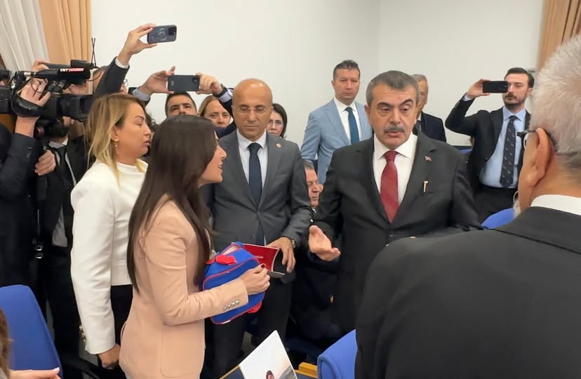 CHP’li Özcan, Bakan Tekin’e Boş Beslenme Çantası Göstererek Tepki Gösterdi