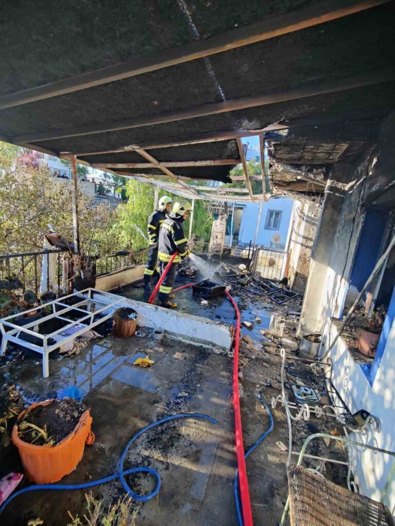 Bodrum Geriş Mahallesinde Bi̇r Evde Yangın Çıktı