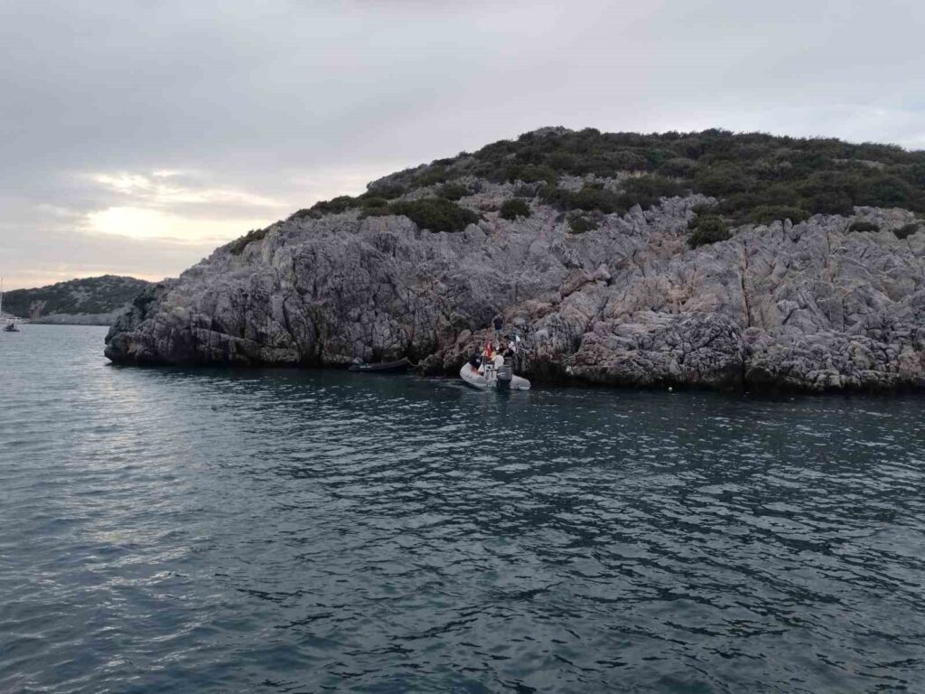 Bodrumda Bot Kayalıklara Çarptı: 4 Yaralı