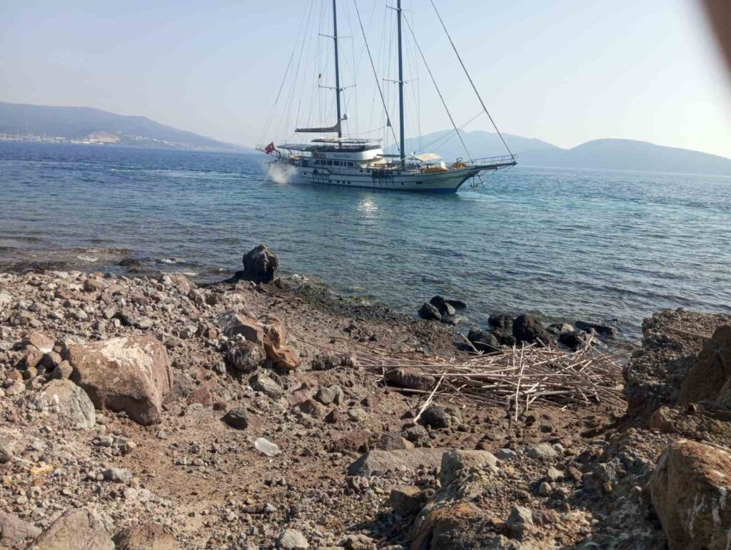 Bodrumda Yelkenli̇ Tekne Karaya Oturdu