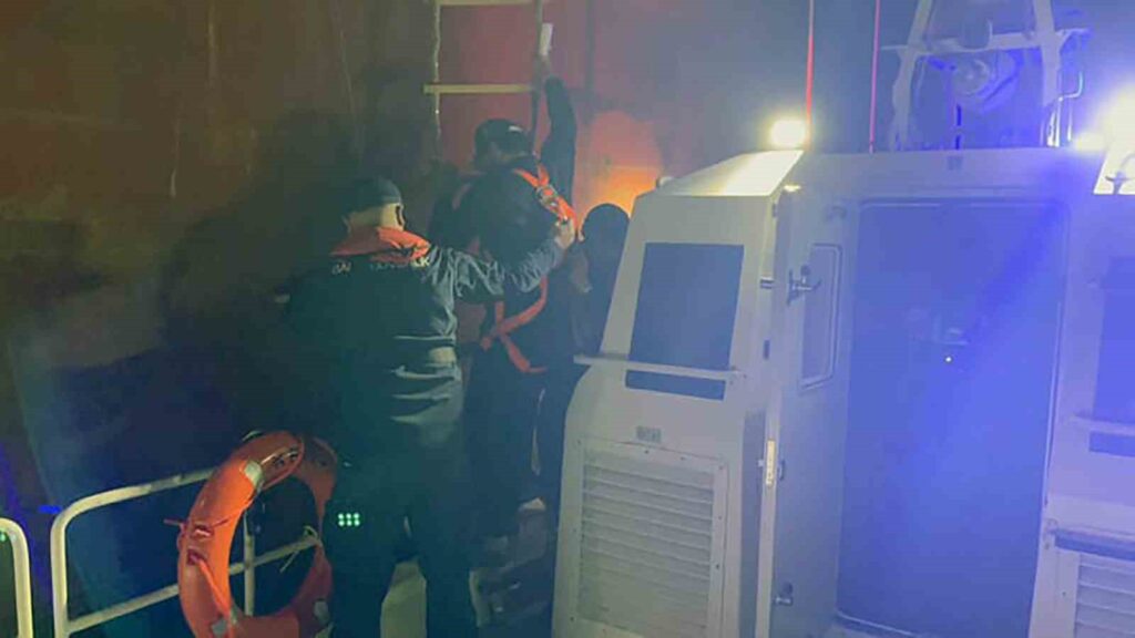 Dalaman Açıklarında Ti̇cari̇ Gemi̇de Yaralanan Vatandaşa Sahi̇l Güvenli̇kten Tıbbi̇ Tahli̇ye