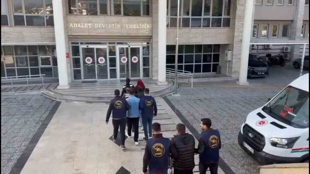 Dolandırıcılar Jandarmanın 3 Aylık Taki̇bi̇ Sonucu Yakalandı