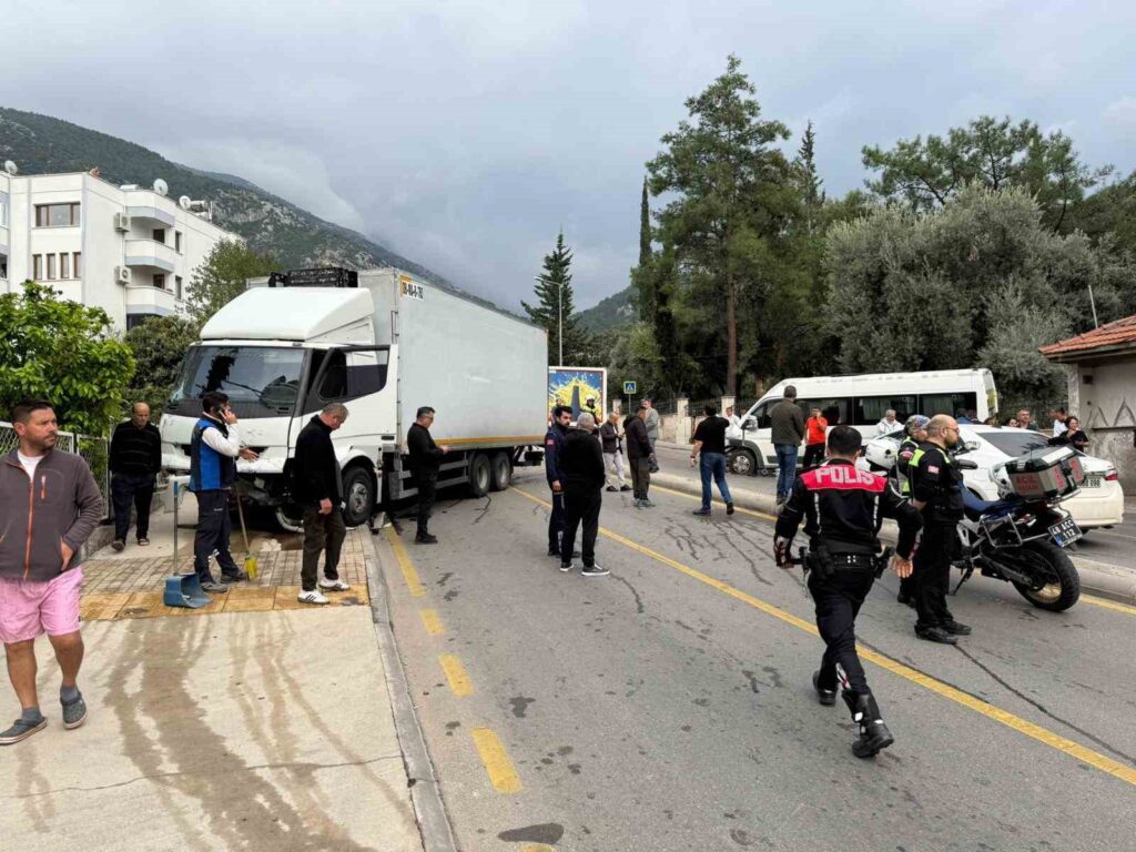 Fethi̇yede Freni̇ Patlayan Kamyon, Öğrenci̇ Servi̇si̇ne Çarptı