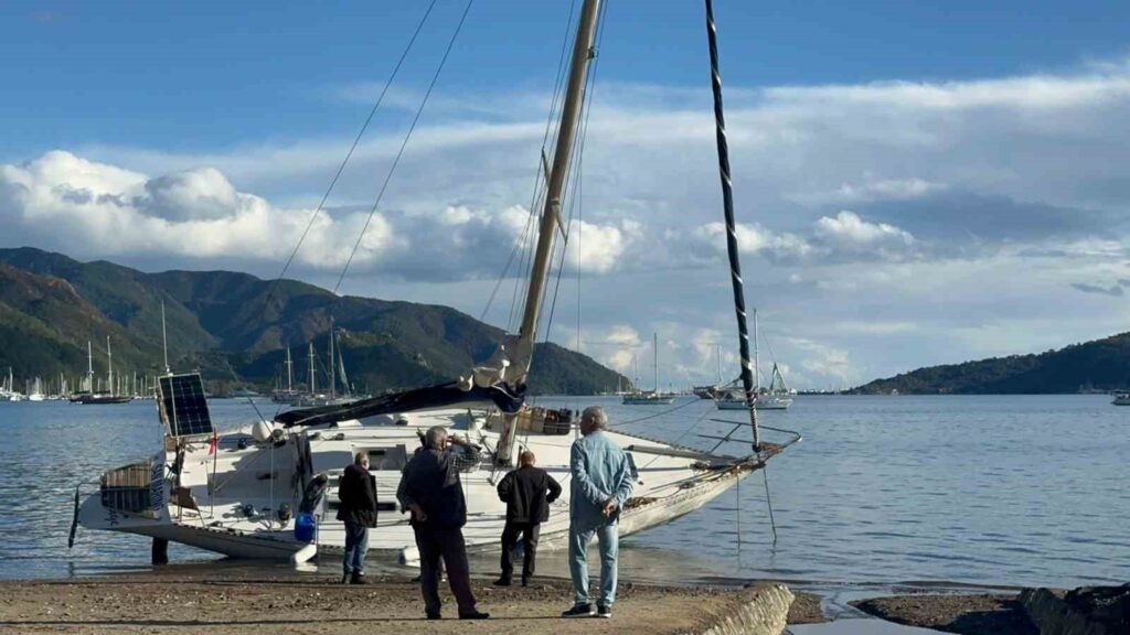 Fırtınada Karaya Vuran Yelkenli̇ler Kaldırılıyor