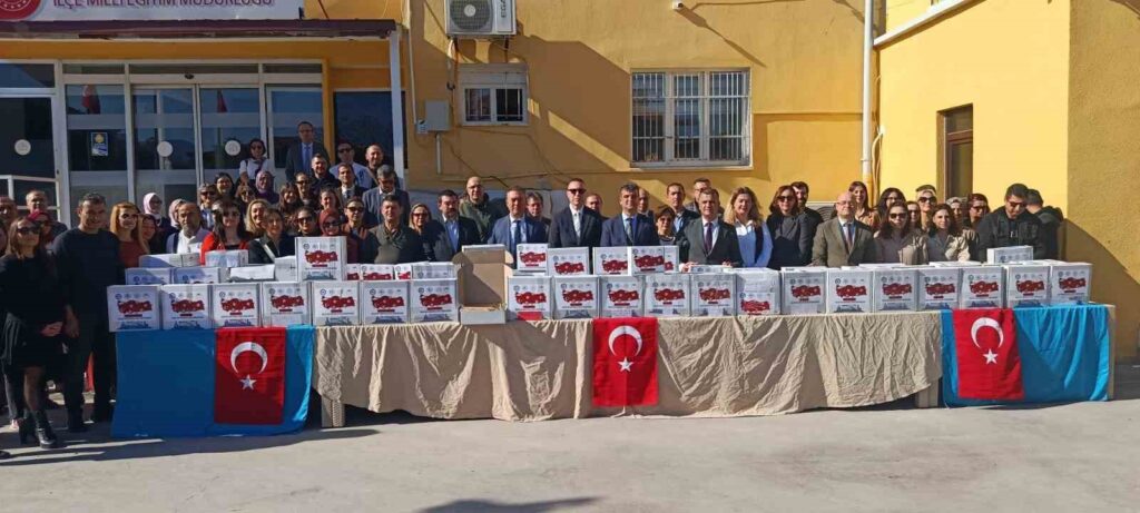 Hedi̇yem 81 İli̇n 81 Öğretmeni̇ne